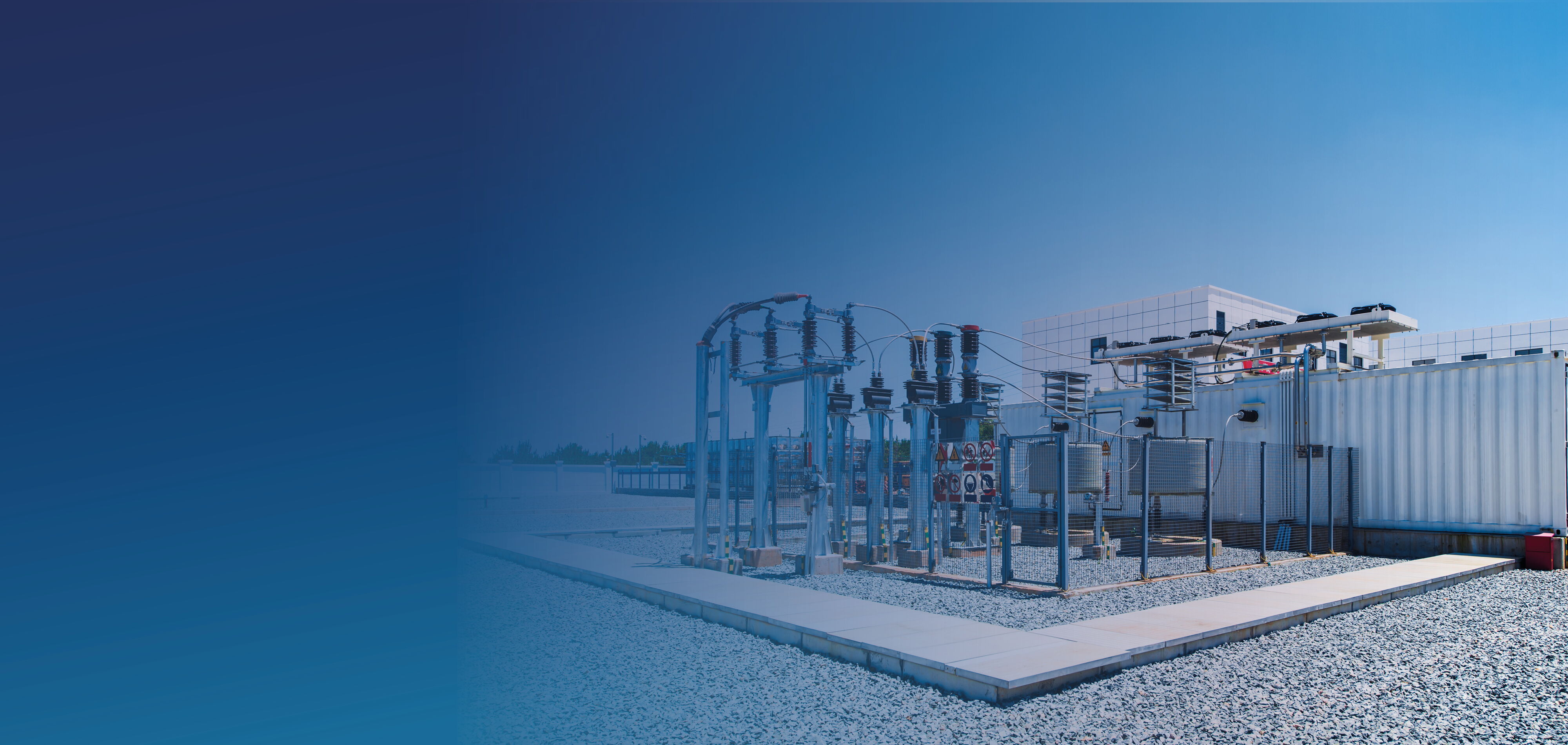 Umspannwerk mit Transformatoren und elektrischer Schaltanlage im Außenbereich.