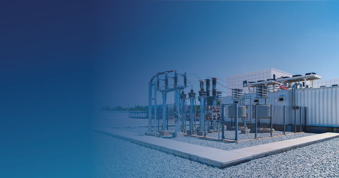 Umspannwerk mit Transformatoren und elektrischer Schaltanlage im Außenbereich.