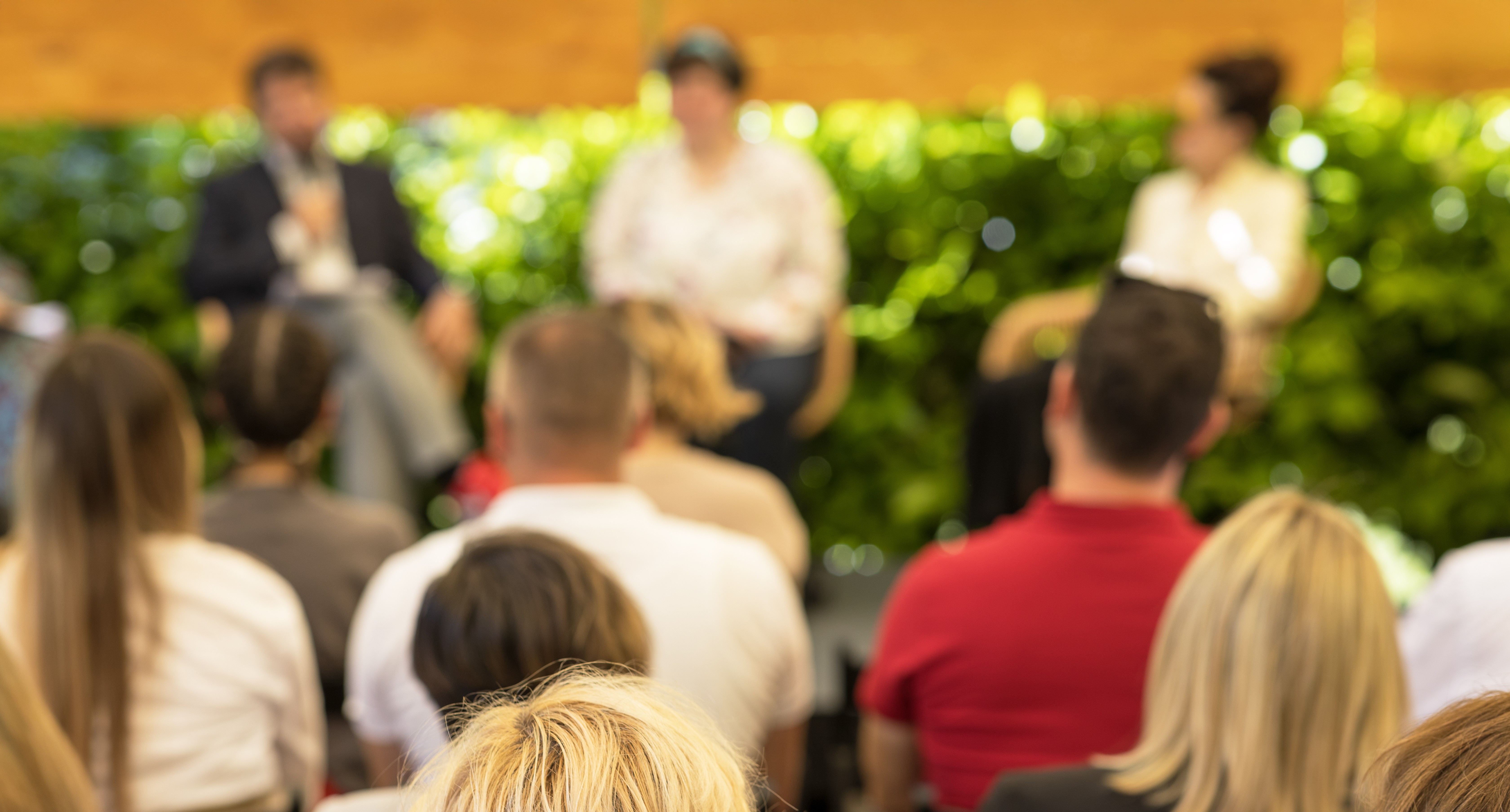 Personen in einem Meeting im Freien